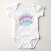 Adorable “Mermaid in Training” bodysuit Baby Strampler (Vorderseite)