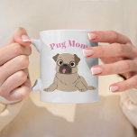 Adorable Mops Illustration Custom Foto "Mops Mama" Kaffeetasse<br><div class="desc">Adorable Mops-Design mit einer süßen und lustigen Mops Welpe-Illustration. Dieses Design kann leicht personalisiert werden mit Ihrem Text von Auswahl und Begleiter Foto.</div>