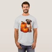 Adorable Mops neben Pumpkins mit Blätter sitzen T-Shirt (Vorne ganz)