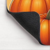 Adorable Mops neben Pumpkins und Blätter sitzen Mousepad (Ecke)