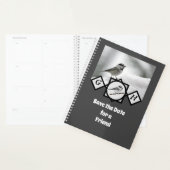 Adorable Mountain Chickadee Monogram Foto Planer (Anzeige)