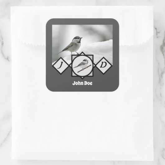 Adorable Mountain Chickadee Monogram Foto Quadratischer Aufkleber (Tasche)