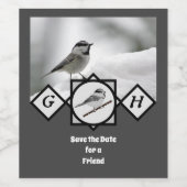 Adorable Mountain Chickadee Monogram Foto Weinetikett (Einzelnes Label)