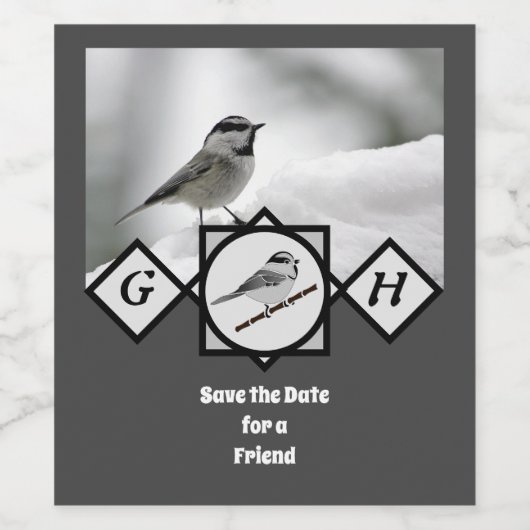 Adorable Mountain Chickadee Monogram Foto Weinetikett (Einzelnes Label)