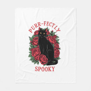 Adorable Niedliche schwarze Katze, sauber gesproch Fleecedecke
