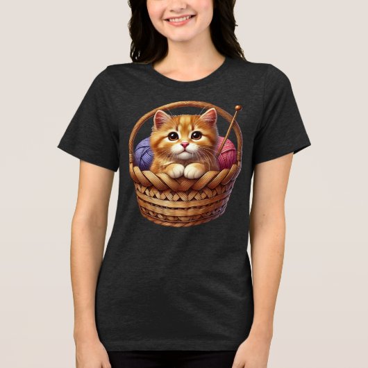 Adorable Orange Kitten in Basket mit Garn Tri-Blend Shirt (Vorderseite)