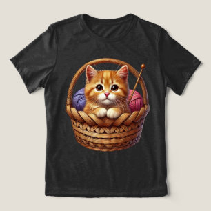 Adorable Orange Kitten in Basket mit Garn Tri-Blend Shirt