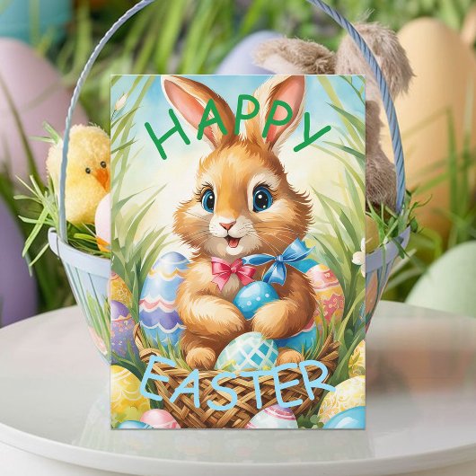 Adorable Ostersonnige Kaninchen im Korb mit Eiern Postkarte