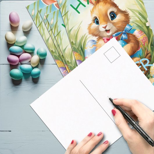 Adorable Ostersonnige Kaninchen im Korb mit Eiern Postkarte