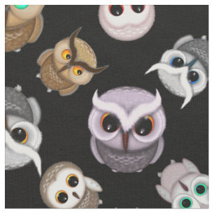 Adorable Owins auf schwarzem Hintergrund Stoff
