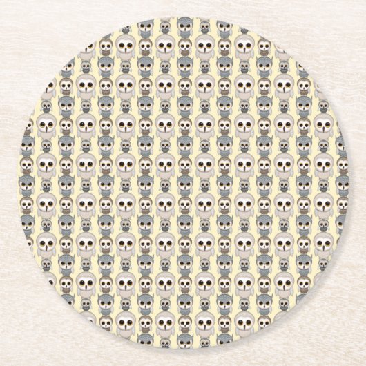 Adorable Owls Muster auf hellgelbem Hintergrund Runder Pappuntersetzer (Vorderseite)