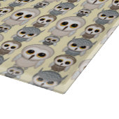 Adorable Owls Muster auf hellgelbem Hintergrund Schneidebrett (Ecke)