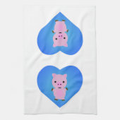 Adorable Pig mit einem blauen Herz im Hintergrund Geschirrtuch (Vertikal)