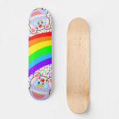 Adorable Pinguin Clown und Rainbow Skateboard (Vorderseite)