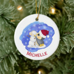 Adorable Pinguin und Snowman Name Keramik Ornament<br><div class="desc">Adorable Weihnachtsschmuck mit einem niedlichen Pinguin-Gebäude ein Schneemann mit dem Namen eines Familienmitglieds unten. Der Name auf dem Ornament kann mit dem Namen Ihres Familienmitglieds angepasst werden.</div>