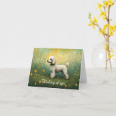 Adorable Poodle in der Wiese denken Sie Karte (Gelbe Blume)