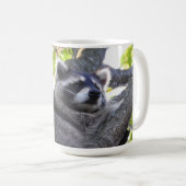 Adorable Raccoon in einem Baum Kaffeetasse (VorderseiteRechts)