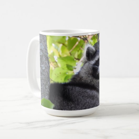 Adorable Raccoon in einem Baum Kaffeetasse (Vorderseite Links)