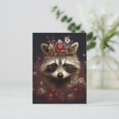 Adorable Raccoon in einer Krone mit Blume Postkarte (Stehend Vorderseite)