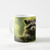Adorable Raccoon und Frosch pinkeln über Mossy Log Kaffeetasse (Vorderseite Links)