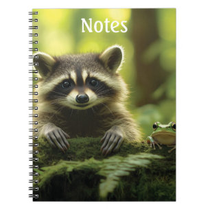 Adorable Raccoon und Frosch pinkeln über Mossy Log Notizblock
