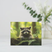 Adorable Raccoon und Frosch pinkeln über Mossy Log Postkarte (Stehend Vorderseite)