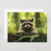 Adorable Raccoon und Frosch pinkeln über Mossy Log Postkarte (Vorne/Hinten)