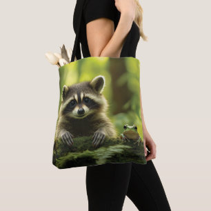 Adorable Raccoon und Frosch pinkeln über Mossy Log Tasche