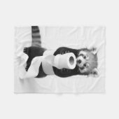 Adorable Red Panda Holding Toilet Paper Minimalist Fleecedecke (Vorderseite (Horizontal))