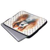 ADORABLE RED & WHITE CAVALIER KING CHARLES SPANIEL LAPTOPSCHUTZHÜLLE (Vorne Knopf)