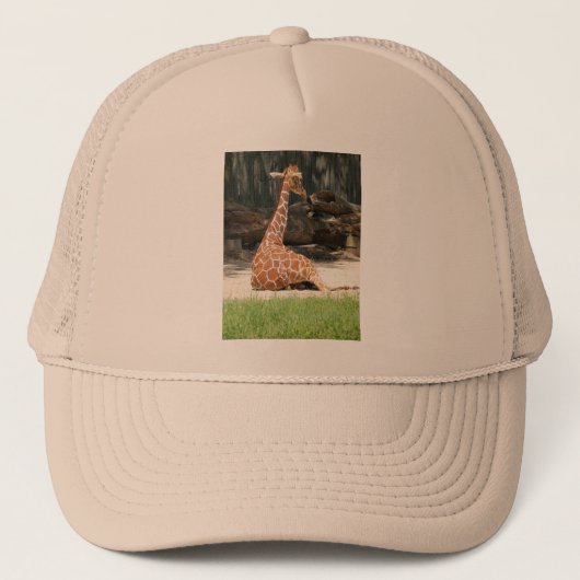Adorable Sitting Giraffe Truckerkappe (Vorderseite)