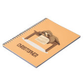 Adorable Sleepy Studium Sloth mit Kindername Notizblock (Linke Seite)