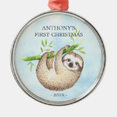 Adorable Sloth Baby's First Christmas Ornament Aus Metall (Vorne)