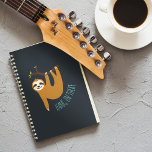 Adorable Sloth "Hang in There" Planer<br><div class="desc">Die lustige Illustration eines niedlichen Hangs,  der an einem Baumzweig hängt,  und die Worte "Hang in There" in handgeschriebenem Schriftart.</div>