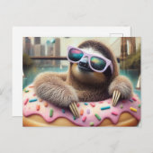 Adorable Sloth schwebend in Doughnut Postkarte (Vorne/Hinten)