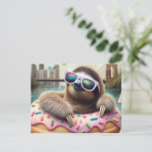 Adorable Sloth schwebend in Doughnut Postkarte (Stehend Vorderseite)