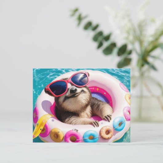 Adorable Sloth schwebend in Doughnut Postkarte (Stehend Vorderseite)