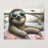 Adorable Sloth schwebend in Doughnut Postkarte (Vorderseite)