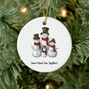Adorable Snowman Familie in Matching Hats & Scarve Keramik Ornament