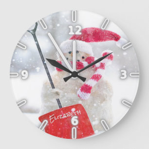 Adorable Snowman With Santa Hat -Personalized Große Wanduhr