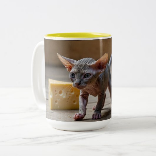 Adorable Sphynx Kitten und Käse Zweifarbige Tasse (Vorderseite Links)