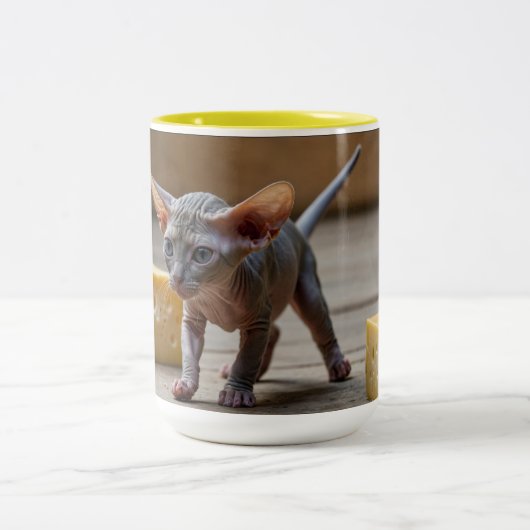 Adorable Sphynx Kitten und Käse Zweifarbige Tasse (Mittel)