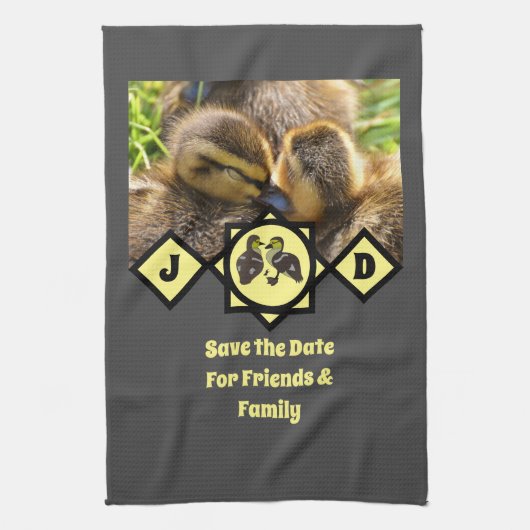 Adorable Twin Ducklings Monogram Foto Geschirrtuch (Vertikal)