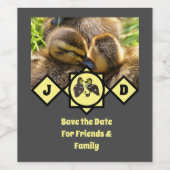 Adorable Twin Ducklings Monogram Foto Weinetikett (Einzelnes Label)