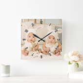 Adorable Twins Foto Kinderzimmer Quadratische Wanduhr (Zuhause)
