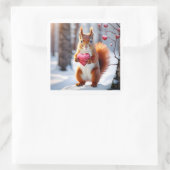 Adorable Valentine - Eichhörnchen mit rotem Herzen Quadratischer Aufkleber (Tasche)