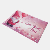 Adorable Valentinstag Gnome mit Herzballon Fußmatte (Schrägansicht)