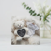 Adorable weiße Schwangerschaftsankündigung Einladung (Stehend Vorderseite)