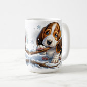 Adorable Welpe, die einen schneesicheren Stick häl Kaffeetasse (VorderseiteRechts)