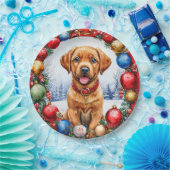 Adorable Welpe umgeben von Weihnachtsdekorationen Pappteller (Party)